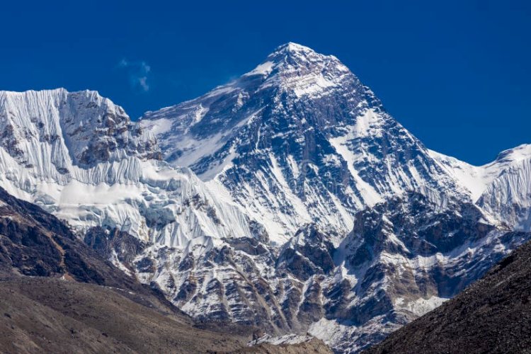 Everest dağının tepesine tırmanan ilk Türk dağcı kimdir?